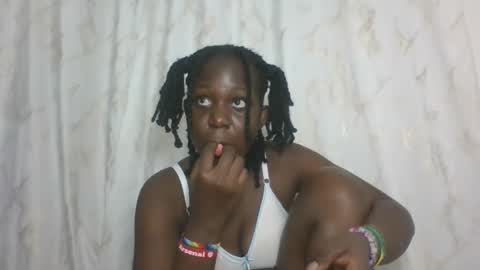 Snapshot of dreamylyne chatting on October 12, 8:44 pm MERCY online show from October 12, 8:44 pm