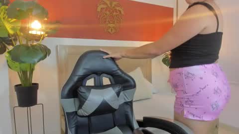 E S T R E L L A online show from October 16, 4:15 am