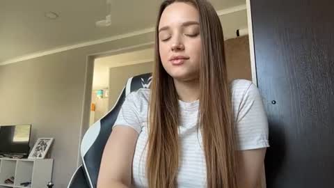 Mia online show from June 25, 10:40 am