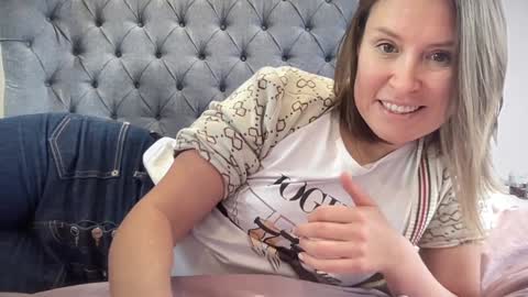 Nadia Ferreira  online show from December 4, 10:50 am