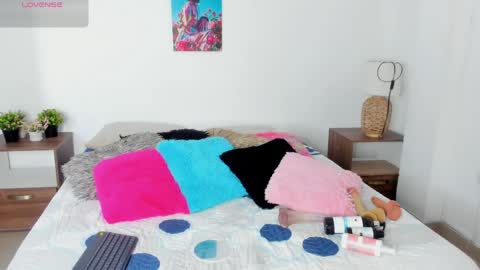 ebony_cute9 online show from April 7, 7:05 pm