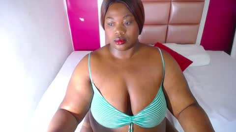 Snapshot of ebony_sugar_mommy chatting on December 4, 1:47 am MILENA online show from December 4, 1:47 am