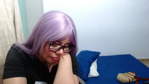 eimy_saenzz online show from May 1, 1:31 am