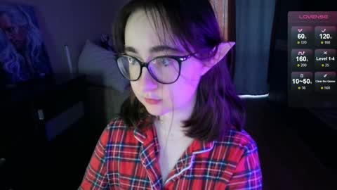 Snapshot of el_sweety chatting on December 5, 9:17 am If you like it when I meow give me a thumbs up online show from December 5, 9:17 am