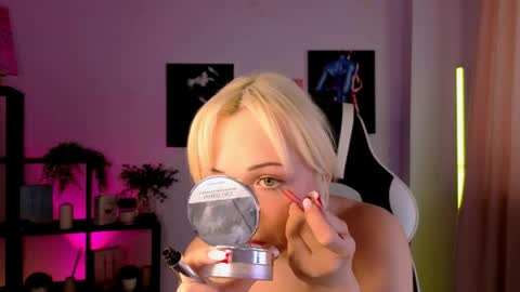 elenamonroe_ online show from April 17, 4:25 am