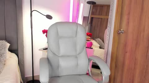 Snapshot of elicortes_ chatting on October 15, 12:52 pm Eli online show from October 15, 12:52 pm