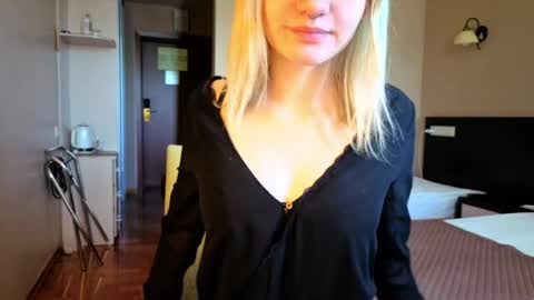 elieiza_xo online show from June 1, 8:38 am