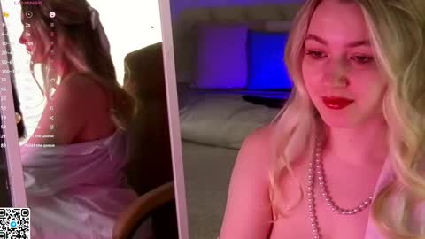 Snapshot of elina_nortas chatting on March 5, 1:52 am Elina online show from March 5, 1:52 am