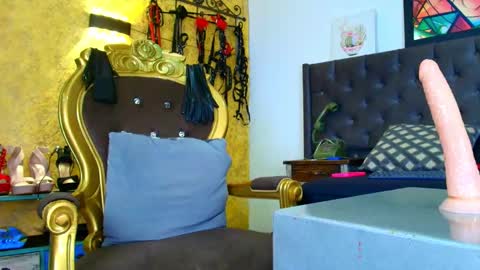 Elinne hendrix  online show from November 27, 1:25 pm