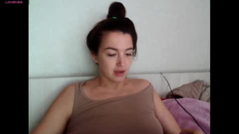 Snapshot of elisa_dove208 chatting on September 26, 6:33 am elisa_dove208 online show from September 26, 6:33 am