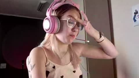 Im Lila 18o.d My dream is to get 30 thumbs up  online show from July 24, 5:38 am