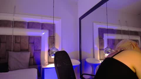 ella_brookss online show from May 4, 4:05 am