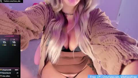 Snapshot of ella_foxx chatting on January 23, 2:44 am ella_foxx online show from January 23, 2:44 am