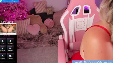 Snapshot of ella_foxx chatting on December 18, 2:32 am ella_foxx online show from December 18, 2:32 am