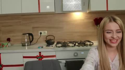 Ella online show from December 18, 6:57 pm