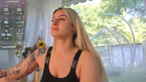 ella_vee online show from June 11, 6:32 am