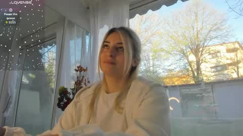 ella_vee online show from April 7, 5:09 am