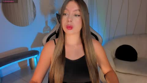 Snapshot of ellaclark chatting on March 5, 6:45 pm EllaClark online show from March 5, 6:45 pm