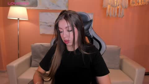 Snapshot of ellaclark chatting on December 18, 6:35 pm EllaClark online show from December 18, 6:35 pm