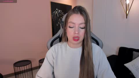 Snapshot of ellaclark chatting on December 3, 7:00 pm EllaClark online show from December 3, 7:00 pm