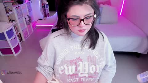 Snapshot of ellen_meow chatting on January 6, 3:53 am Meow in da house . online show from January 6, 3:53 am