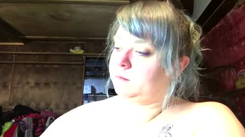 Ellie Louise online show from February 16, 12:43 am