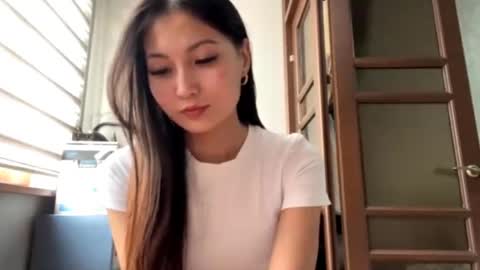 Mia online show from June 1, 11:01 am