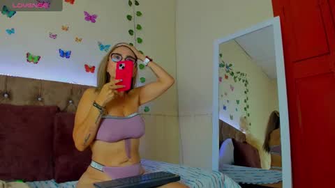 Snapshot of ema_garciaa chatting on October 22, 1:38 pm ema garcia online show from October 22, 1:38 pm