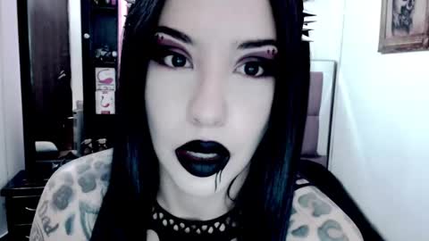 Snapshot of emearld_black chatting on March 10, 1:21 pm Emerald Black online show from March 10, 1:21 pm