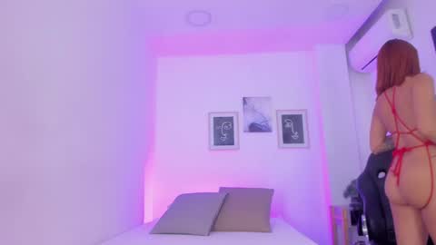 Snapshot of emelie_89 chatting on January 10, 11:43 am emelie_89 online show from January 10, 11:43 am