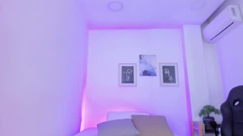 Snapshot of emelie_89 chatting on December 11, 11:30 am emelie_89 online show from December 11, 11:30 am