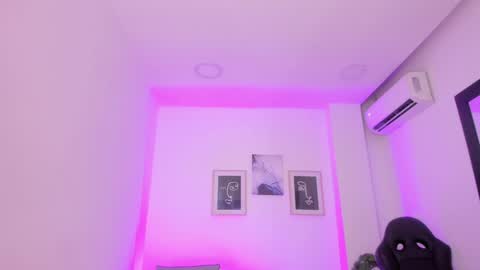 Snapshot of emelie_89 chatting on December 17, 11:49 am emelie_89 online show from December 17, 11:49 am