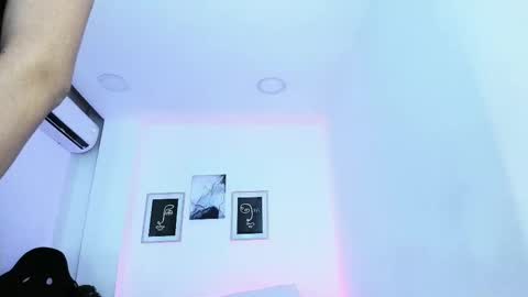 Snapshot of emelie_89 chatting on March 3, 12:20 pm emelie_89 online show from March 3, 12:20 pm