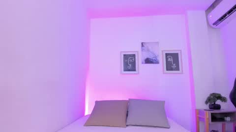Snapshot of emelie_89 chatting on February 13, 11:39 am emelie_89 online show from February 13, 11:39 am