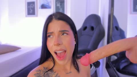 Snapshot of emelie_89 chatting on September 10, 1:44 pm emelie_89 online show from September 10, 1:44 pm