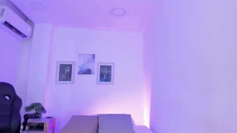Snapshot of emelie_89 chatting on February 11, 12:15 pm emelie_89 online show from February 11, 12:15 pm