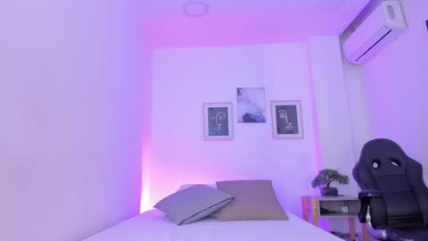 Snapshot of emelie_89 chatting on February 5, 11:44 am emelie_89 online show from February 5, 11:44 am