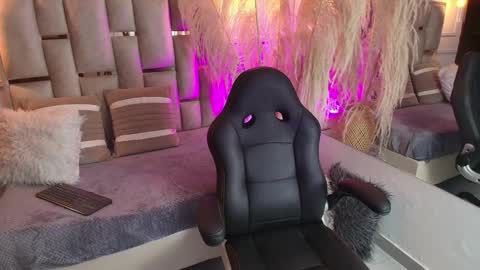 Snapshot of emelie_ch_ chatting on January 15, 1:23 am Emily  online show from January 15, 1:23 am