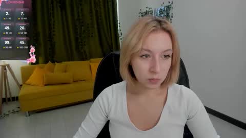 Snapshot of emely_garcias chatting on October 17, 11:24 am emelia online show from October 17, 11:24 am