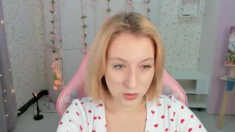 Snapshot of emely_garcias chatting on October 19, 12:07 pm emelia online show from October 19, 12:07 pm