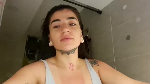 Snapshot of emilayton_ chatting on December 11, 5:32 am emilayton_ online show from December 11, 5:32 am