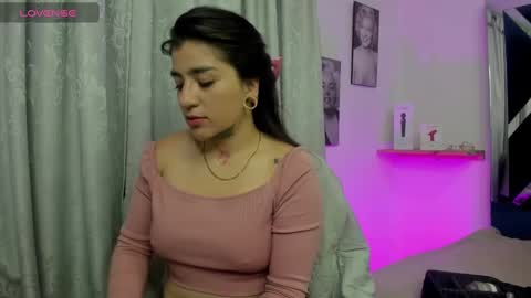 Snapshot of emilayton_ chatting on January 12, 4:00 am emilayton_ online show from January 12, 4:00 am