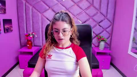 Snapshot of emili_rouse_ chatting on October 4, 9:30 pm Emy online show from October 4, 9:30 pm