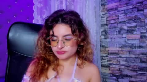 Snapshot of emili_rouse_ chatting on September 16, 10:18 pm Emy online show from September 16, 10:18 pm