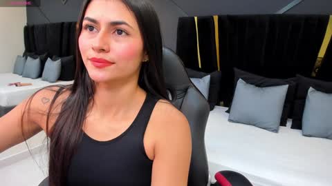 Snapshot of emiliee_xx chatting on December 6, 5:00 pm Emillie online show from December 6, 5:00 pm