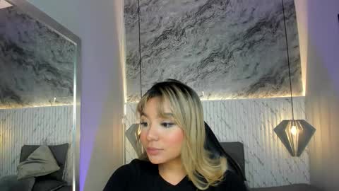 Snapshot of emilly_mell chatting on September 22, 11:30 am emilly_mell online show from September 22, 11:30 am