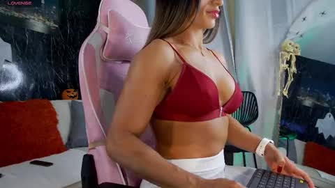 Snapshot of emily_foxx01 chatting on October 20, 9:40 pm Emily foxx01 online show from October 20, 9:40 pm