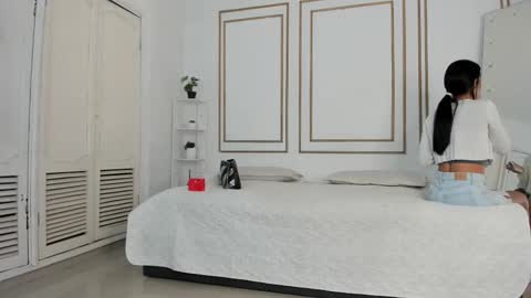 emily_gaviria1 online show from March 28, 12:15 pm