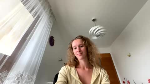 Snapshot of emily_in_parisss chatting on October 3, 10:42 am Emily  online show from October 3, 10:42 am