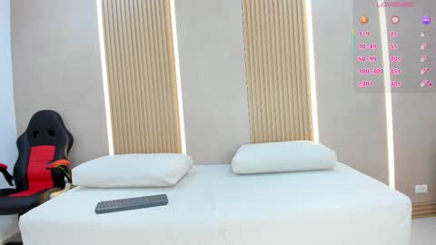 emily_kovac online show from November 22, 11:57 am